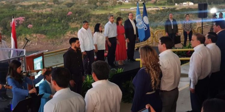 Presidente paraguaio destaca indústria do turismo em visita a fronteira