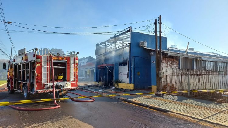 Incêndio destrói loja de embalagens no Parque Presidente