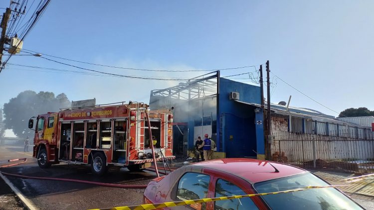 Incêndio destrói loja de embalagens no Parque Presidente