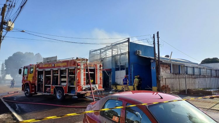 Incêndio destrói loja de embalagens no Parque Presidente