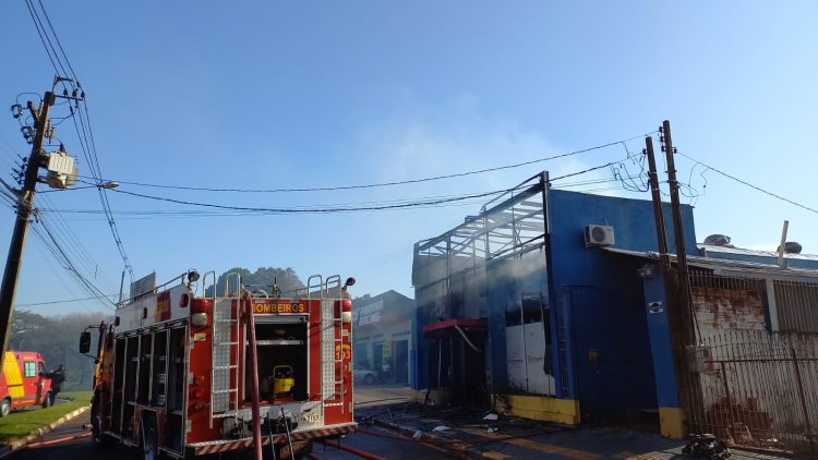 Incêndio destrói loja de embalagens no Parque Presidente