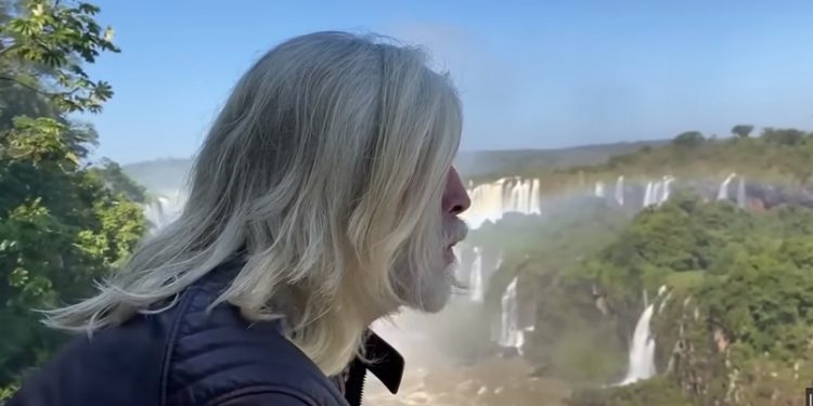 Oswaldo Montenegro grava clip nas Cataratas do Iguaçu