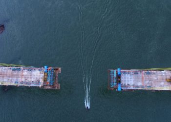 Faltam pouco mais de 50 metros para a união do vão central da Ponte da Integração