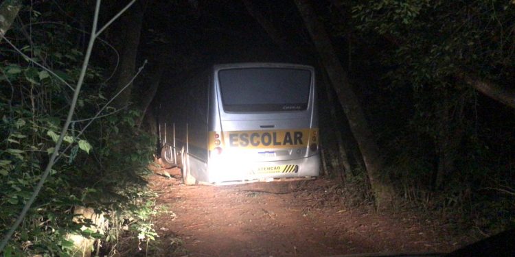 Após confronto com contrabandistas, PF apreende cigarro em ônibus escolar
