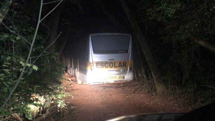 Após confronto com contrabandistas, PF apreende cigarro em ônibus escolar