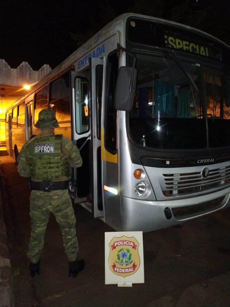 Após confronto com contrabandistas, PF apreende cigarro em ônibus escolar