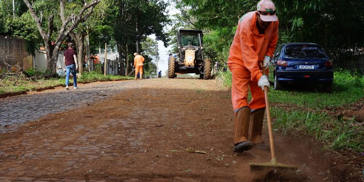 Prefeitura inicia pavimentação em vias da região central de Foz