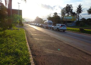 Fila na Avenida das Cataratas para a Argentina chega na ponte do Rio Tamanduá