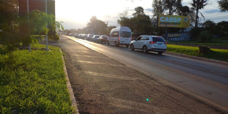 Fila na Avenida das Cataratas para a Argentina chega na ponte do Rio Tamanduá