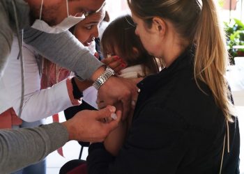 Baixa cobertura vacinal contra covid em crianças preocupa Secretaria de Saúde