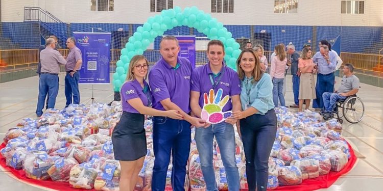 Sicoob Três Fronteiras e cooperativas doam mais de 300 cestas básicas em Medianeira