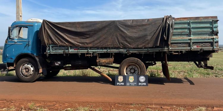 PF apreende caminhão com cigarros contrabandeados em Santa Helena