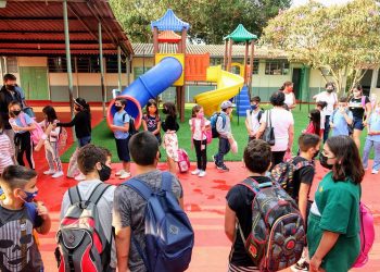Escola Parigot de Souza é premiada nacionalmente pela oferta do ensino bilíngue