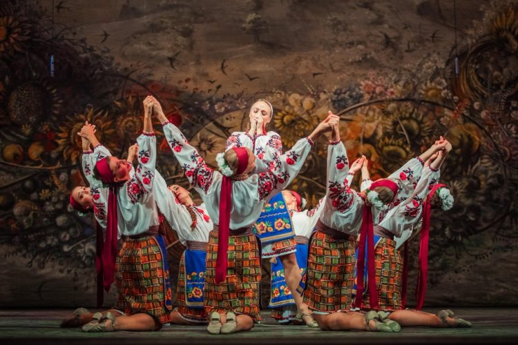 Artistas de dança ucraniana fazem apresentação no Parque Nacional do Iguaçu