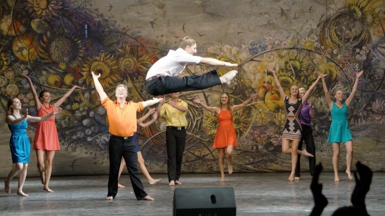 Artistas de dança ucraniana fazem apresentação no Parque Nacional do Iguaçu