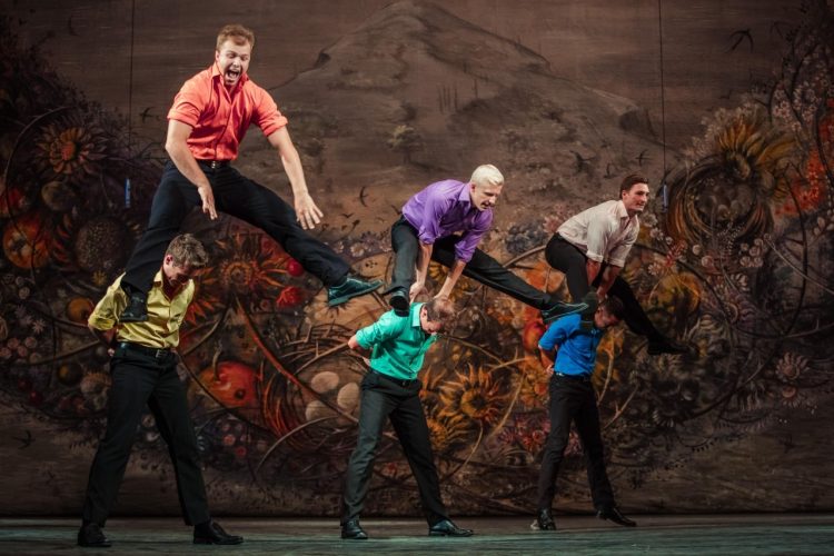 Artistas de dança ucraniana fazem apresentação no Parque Nacional do Iguaçu