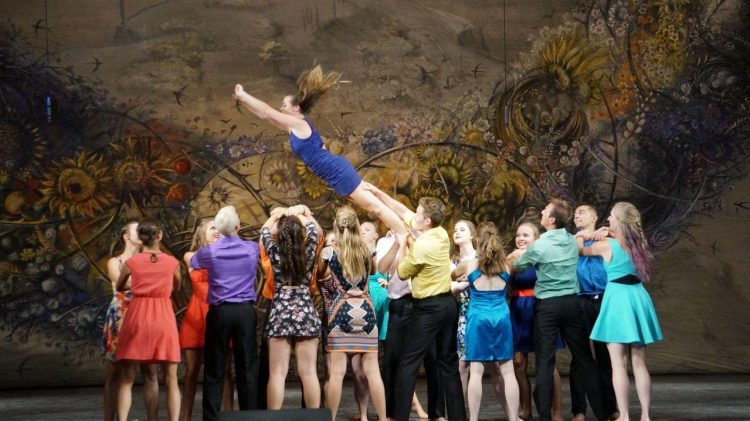 Artistas de dança ucraniana fazem apresentação no Parque Nacional do Iguaçu
