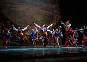 Artistas de dança ucraniana fazem apresentação no Parque Nacional do Iguaçu