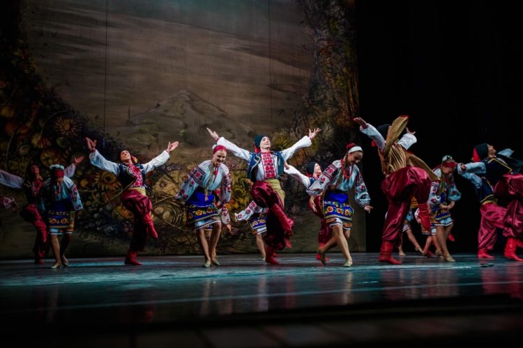 Artistas de dança ucraniana fazem apresentação no Parque Nacional do Iguaçu