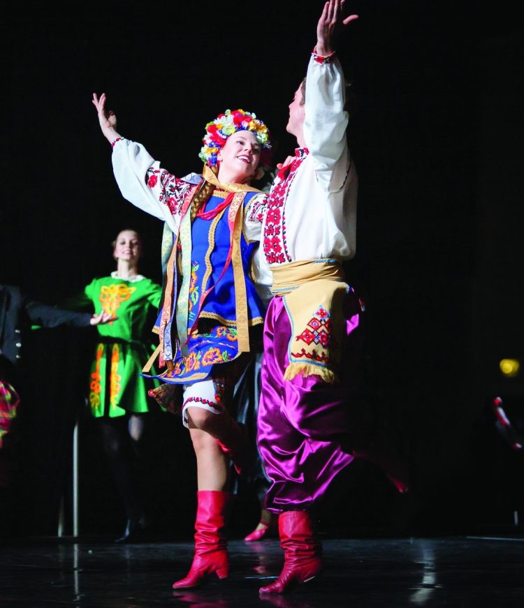 Artistas de dança ucraniana fazem apresentação no Parque Nacional do Iguaçu