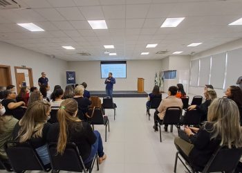 Atribuições do Programa de Combate ao Abandono Escolar são apresentadas em encontro com diretores da rede municipal