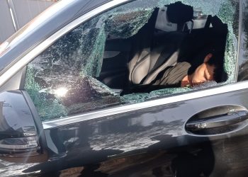 Rapaz quebra vidro de veículo para furtar, mas acaba dormindo