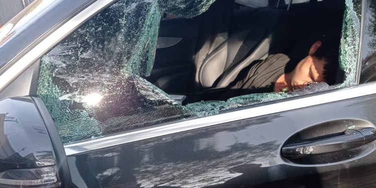 Rapaz quebra vidro de veículo para furtar, mas acaba dormindo