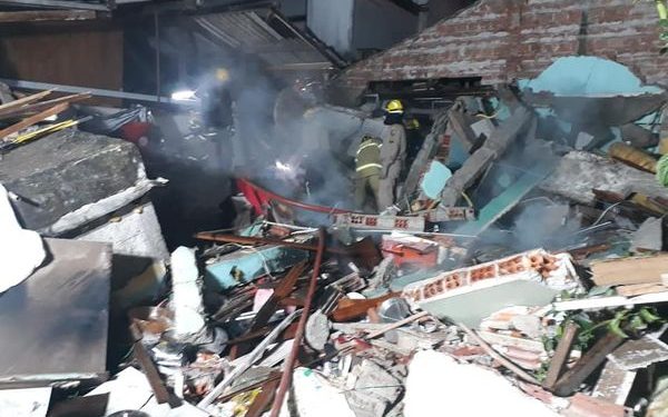 Botijão de gás explode, deixa um morto e destrói casas em Curitiba