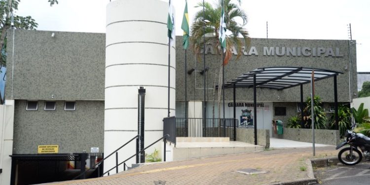 Vereadores votam reposição de 1,71% nos próprios salários, do prefeito, vice e secretários