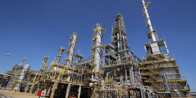 Petrobras reduz preço da gasolina em R$ 0,20 por litro nas refinarias