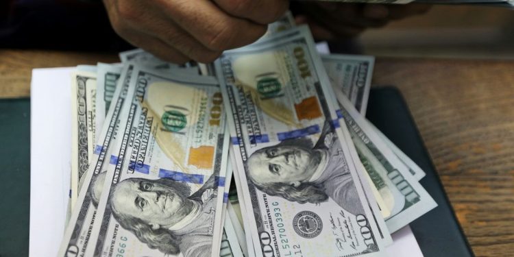 Dólar sobe para R$ 5,17, mas fecha julho em baixa de 1,16%