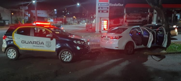 Veículo roubado na Praça da Bíblia bate em árvore