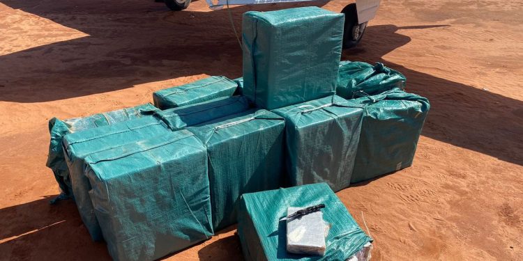 Após tiro de detenção, FAB intercepta avião com 500 quilos de cocaína