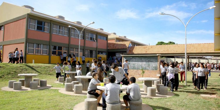 Alunos da rede estadual voltam às aulas nesta segunda-feira