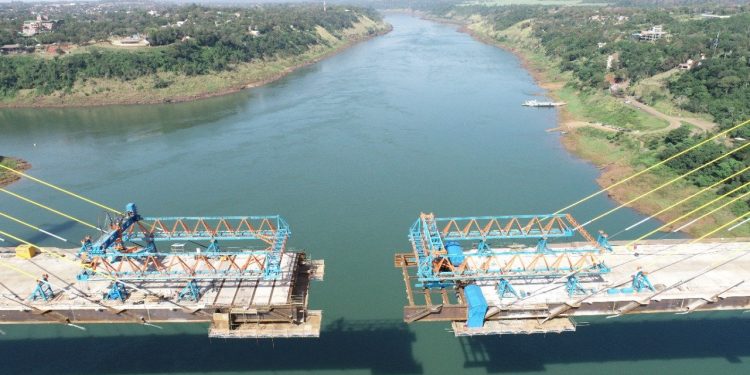Faltam pouco mais de 15 metros para a Ponte da Integração unir o Brasil ao Paraguai
