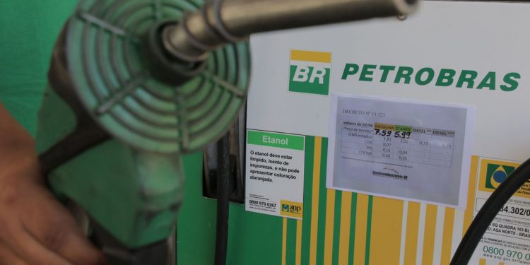 Procons iniciam fiscalização de postos de combustíveis