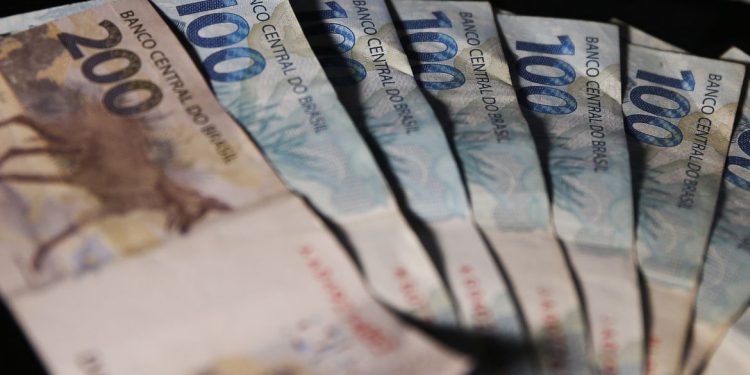 Complemento de R$ 200 do Auxílio Brasil começa a ser pago em agosto