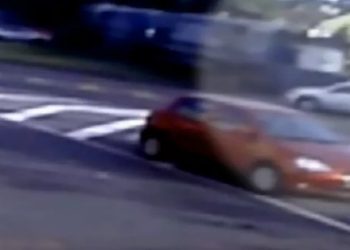 Vídeo mostra carro sendo arrastado por trem em Curitiba