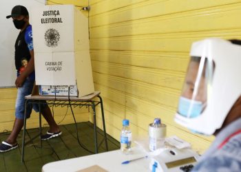 Eleitor deve deixar celular com mesário antes de votar