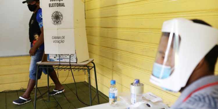 Eleitor deve deixar celular com mesário antes de votar