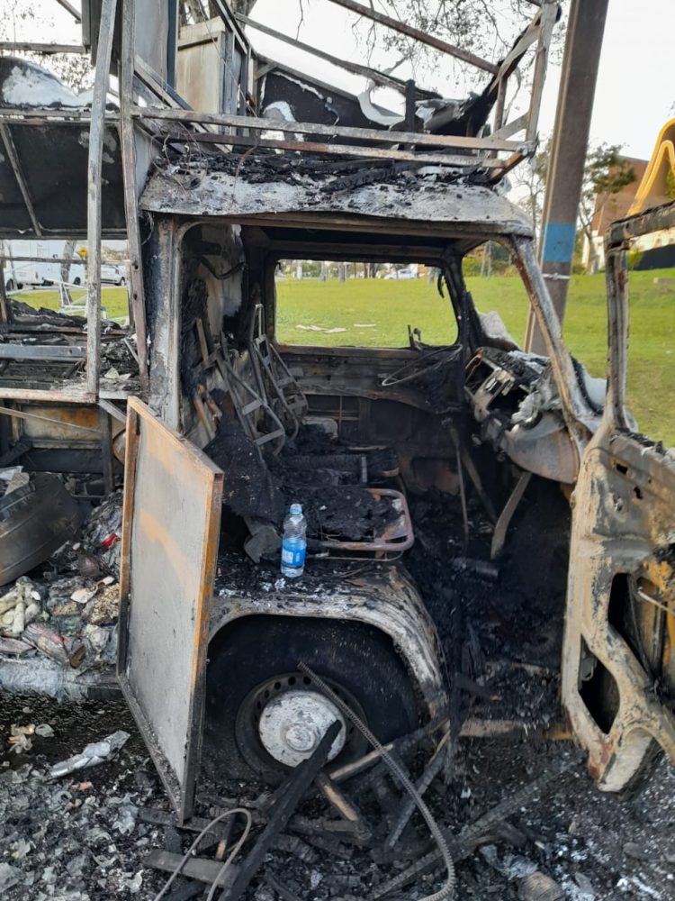 Vazamento em botijão destroi lanchonete em Kombi na Vila A