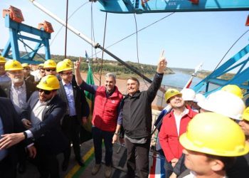 Presidentes do Brasil e do Paraguai se encontram no centro da Ponte da Integração