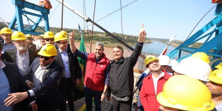 Presidentes do Brasil e do Paraguai se encontram no centro da Ponte da Integração