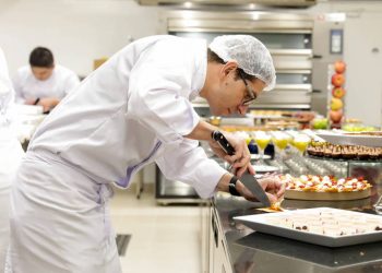 Feirão de Empregos oferece 240 vagas e capacitação para trabalho em hotéis, bares e restaurantes