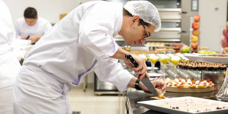 Feirão de Empregos oferece 240 vagas e capacitação para trabalho em hotéis, bares e restaurantes