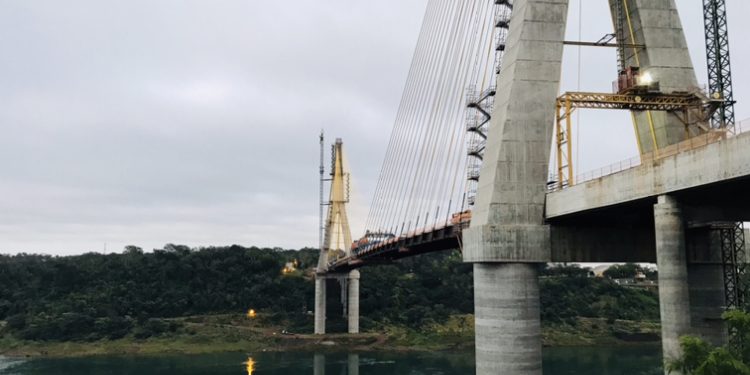 Marinha isola navegação pelo Rio Paraná próximo a Ponte da Integração