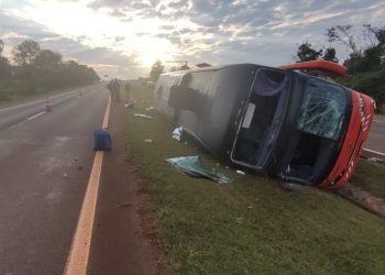 Ônibus com 36 passageiros tomba na BR 277, entre STI e SMI