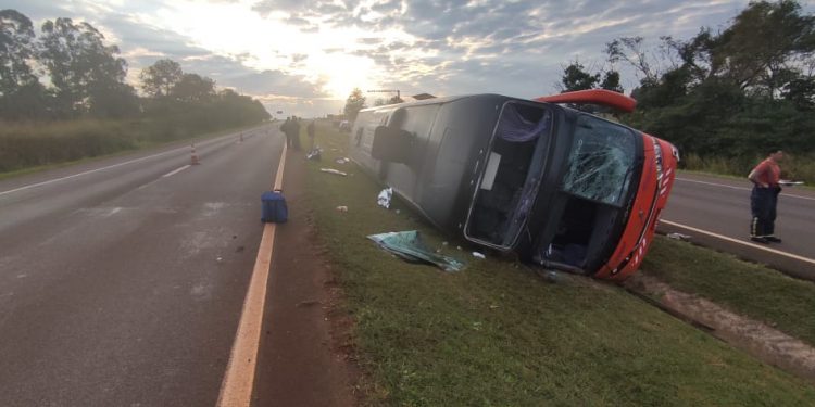 Ônibus com 36 passageiros tomba na BR 277, entre STI e SMI