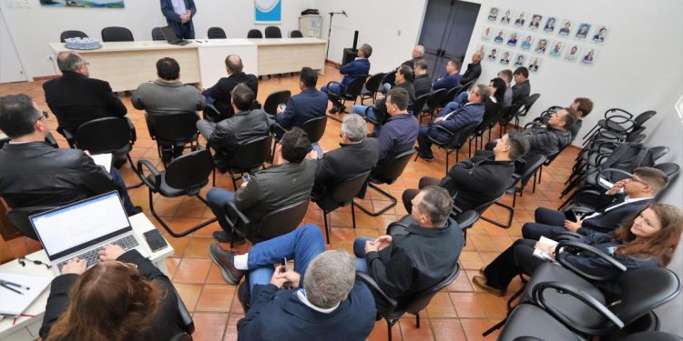 Prefeitos lindeiros alinham ações conjuntas em prol do desenvolvimento regional