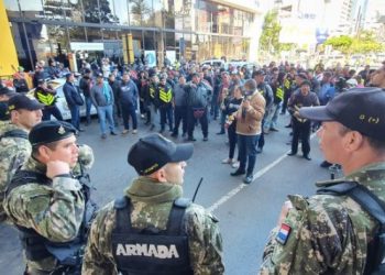 Mototaxistas paraguaios fecham a Ponte da Amizade